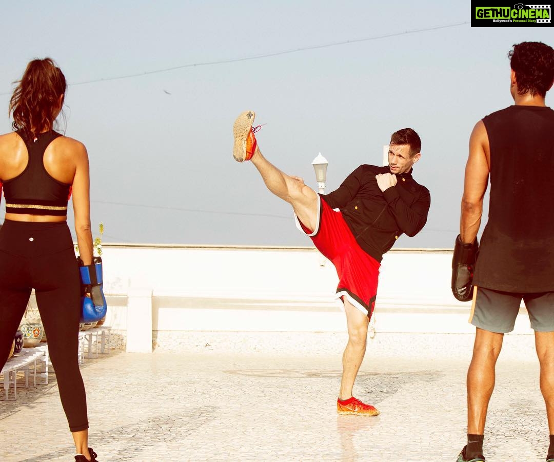 Shibani Dandekar Instagram - ππ½ #Repost @drewnealpt #BodyByDrewNeal γ»γ»γ» Awesome action shots of a recent training session with @shibanidandekar and @faroutakhtar shot for @vogueindia Pic credit @abheetgidwani Link to the full interview is in my bio #training #boxing #fighting #exercising #interview #article #vogue #toofan #bollywood #health #fitness #punch #box #sparring #padwork #skipping #india #mumbai #coach #dreanealpt #trainer