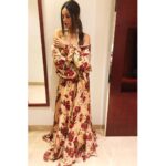 Shibani Dandekar Instagram - when the baby goose is getting married, you pull out ya best @shehlaakhan 🌸 #thatbrowngirl jewerly by @outhousejewellery 👄