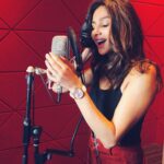 Shibani Dandekar Instagram - My Tryst with singing. Moments like these, doing what I love, is what brings life to time! #TimeForLife You guys feeling my new favorite watch from @trystwatch? Reply in the comments with your Tryst with time and stand a chance to win crazy discount coupons.  Click LINK IN MY BIO to check out the entire Tryst collection on @myntra. Use TRYST10 coupon code at check out till March 10th to get an additional 10% DISCOUNT on select Tryst watches. Tryst is new and exciting wrist wear brand, manufactured and serviced by one of the world's finest watchmakers. . . . #galleri5InfluenStar