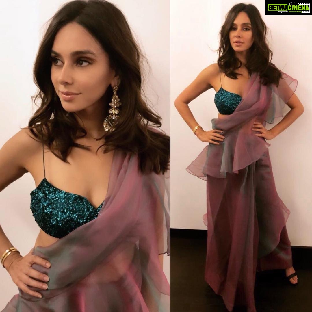 Shibani Dandekar Instagram - Diwali nights 🌟 in @allthingssilai @curiocottagejewelry styled by @khyatibusa 🍾