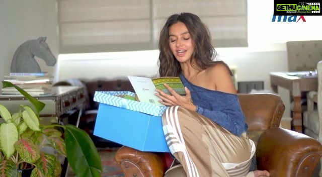 Shibani Dandekar Instagram - So my sister Anusha sent me a gift from Max Fashion! She knows what I like! Just perfect for the festive season @maxfashionindia #MaxFestivities #FestiveMomentswithMaxFashion #MaxDiwaliKhushiyoWali