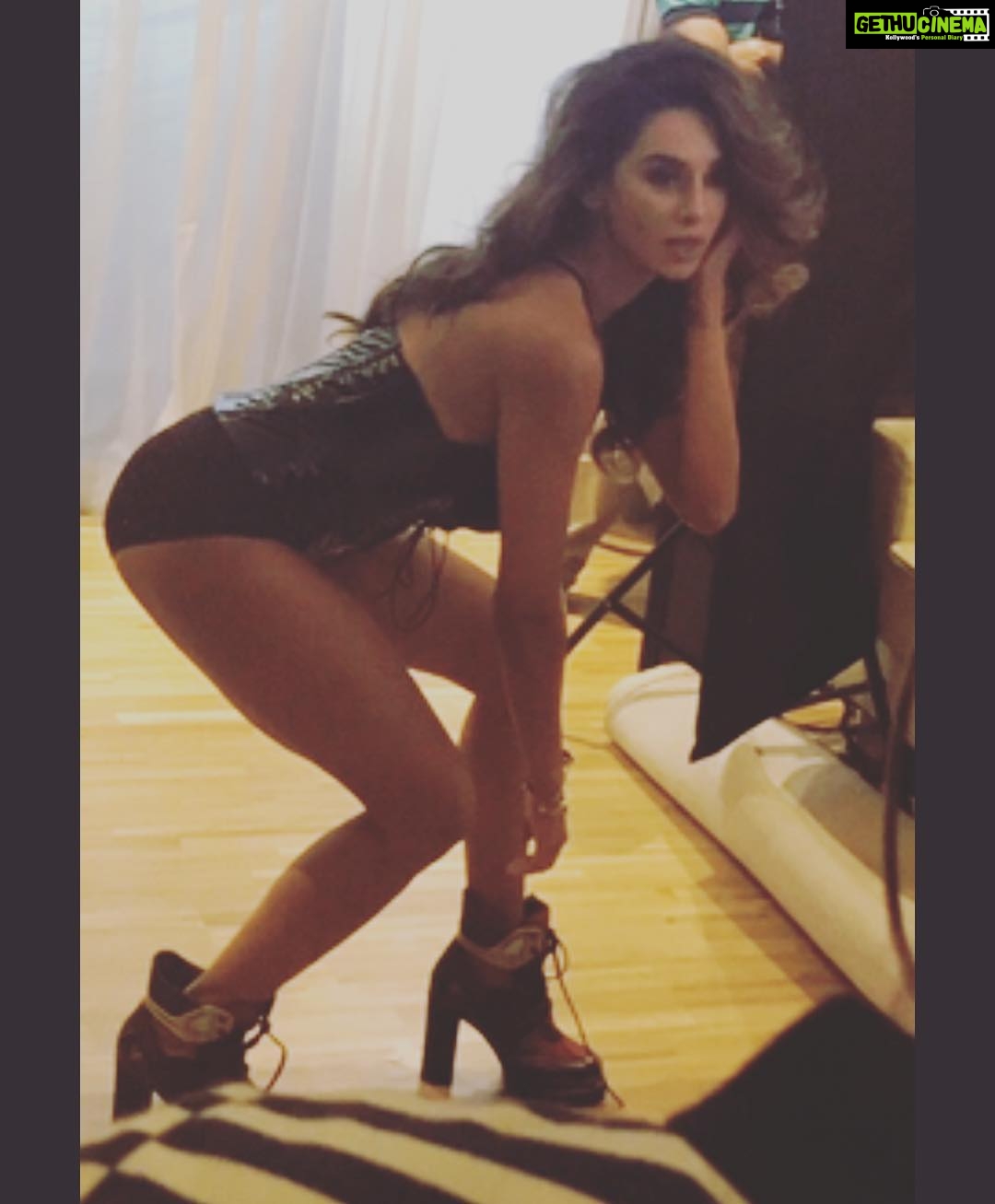 Shibani Dandekar Instagram - Werking it @maxim.india style with the fabulous @nicksaglimbeni 🎱