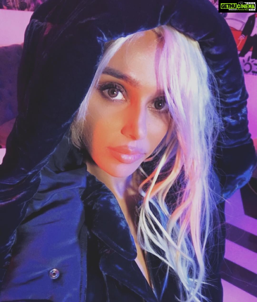 Shibani Dandekar Instagram - Straight hood! #blondeforaday 🧝🏾♀️ #weekendvibes hoodie by @stellamccartney 💅🏽