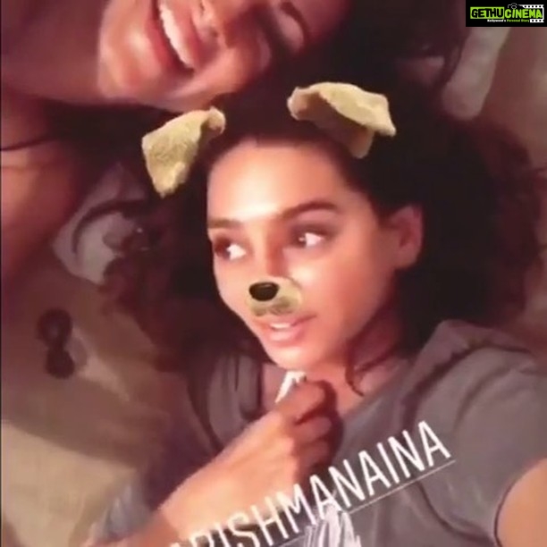 Shibani Dandekar Instagram - Social media tutorials with my best! The knowledge is real!! #kishandnini @karishmanaina π #thatbrowngirl πΆπ°