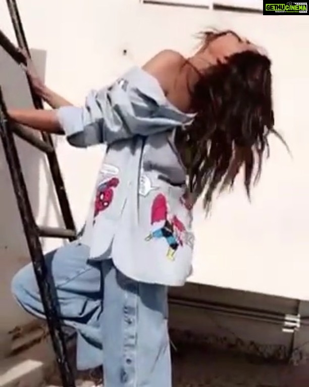 Shibani Dandekar Instagram - All about them #summerfeels #ONLY one thing to do!Get on the roof and dance it out! Feeling so fly in this @onlyindia shirt and jeans... my new summer jam #comingsoon βοΈππ #onlyxmarvel #onlyindia #onlygirl shot by @azima_toppo π