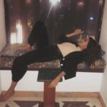 Shibani Dandekar Instagram - when life hands you lemons 🍋 sit back and eat some grapes 🍇 #wordstoliveby you are welcome #thatbrowngirl 🙋🏾‍♀️ photo courtesy @azima_toppo who has nothing better to do than shoot dumb ass pictures for me for @instagram 😂