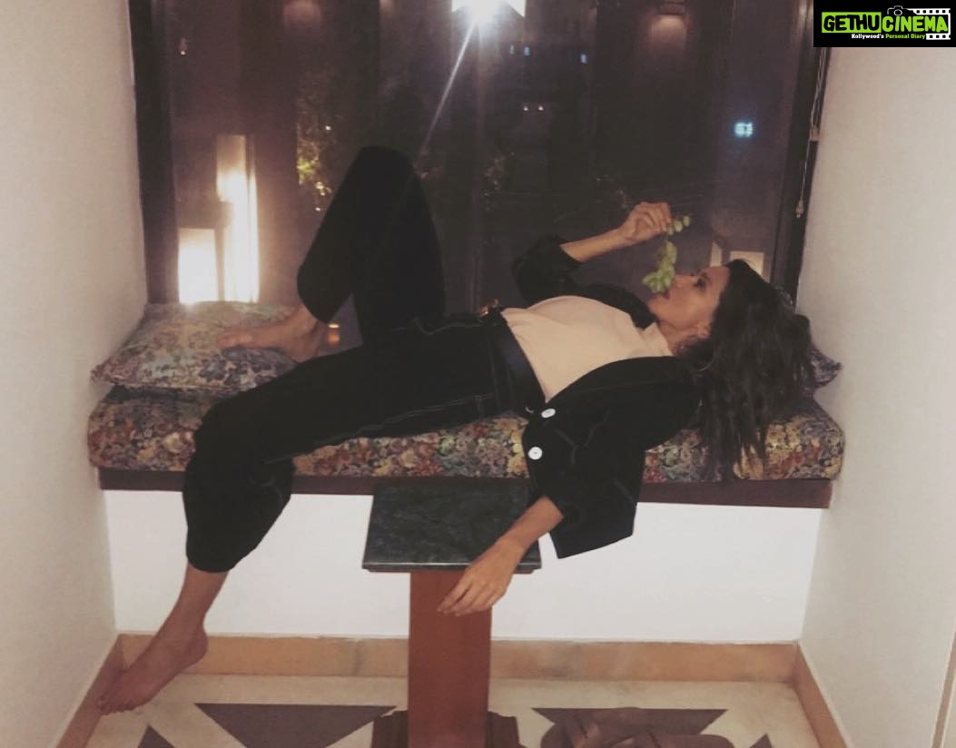 Shibani Dandekar Instagram - when life hands you lemons π sit back and eat some grapes π #wordstoliveby you are welcome #thatbrowngirl ππΎββοΈ photo courtesy @azima_toppo who has nothing better to do than shoot dumb ass pictures for me for @instagram π