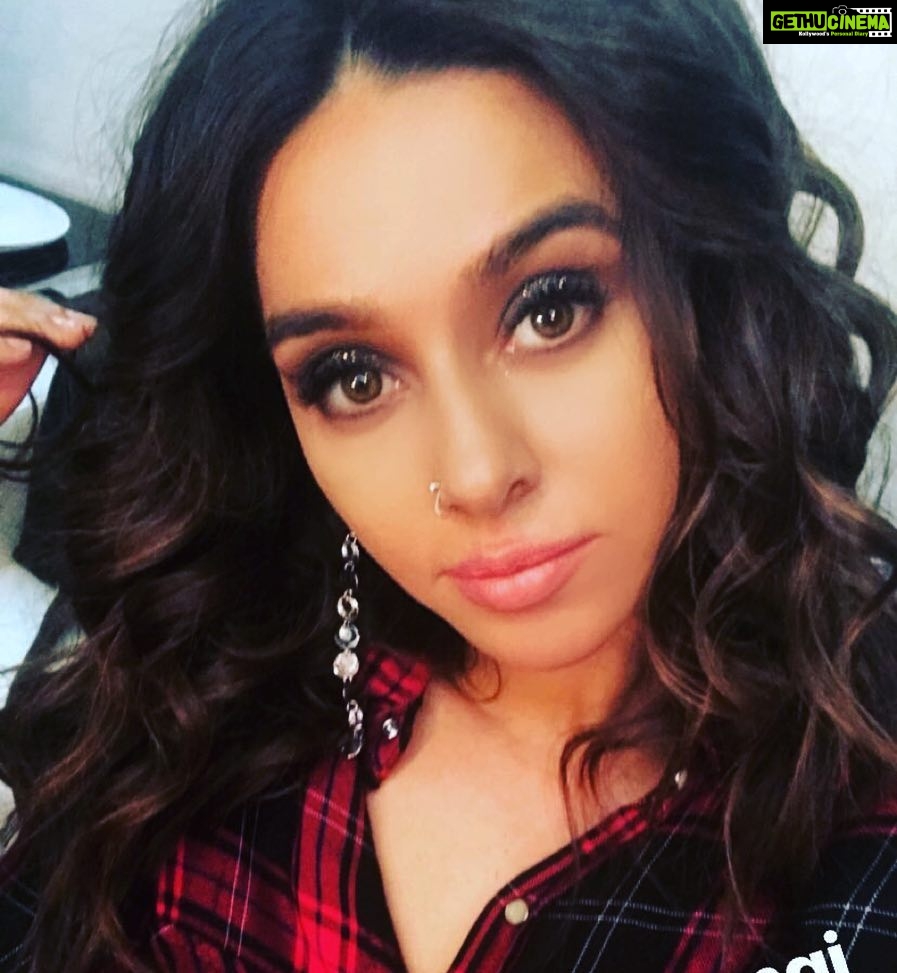 Shibani Dandekar Instagram - Had this nose ring on for the last marathi song I shot!! question is do I pierce it for real? 🙌🏽 or 🙅🏽♀️ #thatbrowngirl
