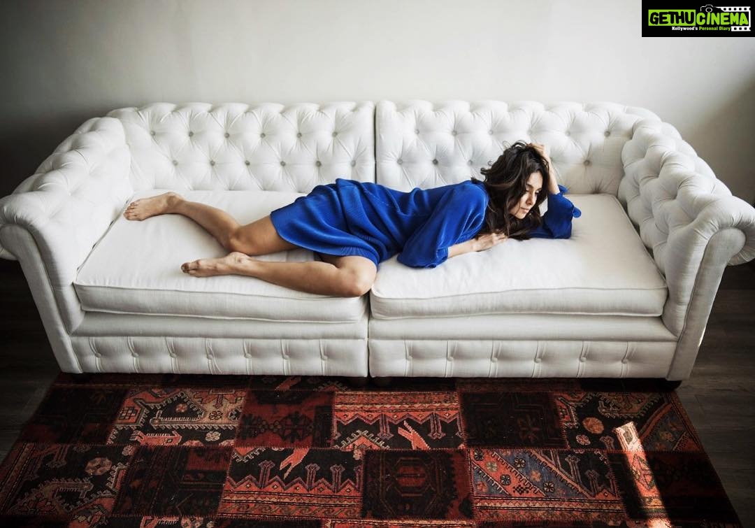 Shibani Dandekar Instagram - This is what sunday night is all about!! If ya need me this is where i’ll be!! Netflix and 🛋 Now the real important question is 🍕 or 🍔 ? help!!!