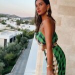 Shibani Dandekar Instagram - @imwearingzed all day everyday 💚💄 love you @chantelfenech