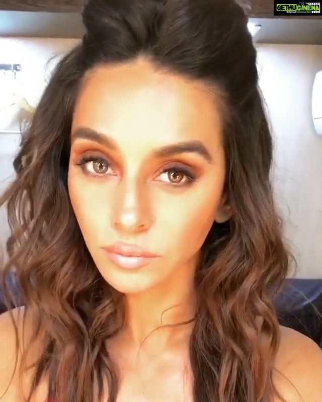Shibani Dandekar Instagram - Thank you to my fabulous team for always showing up and making me feel my best! love you ladies @khyatibusa @arpita.kc @reenadutta123 @azima_toppo @anishaachhabriamakeup 🍰💕🍷