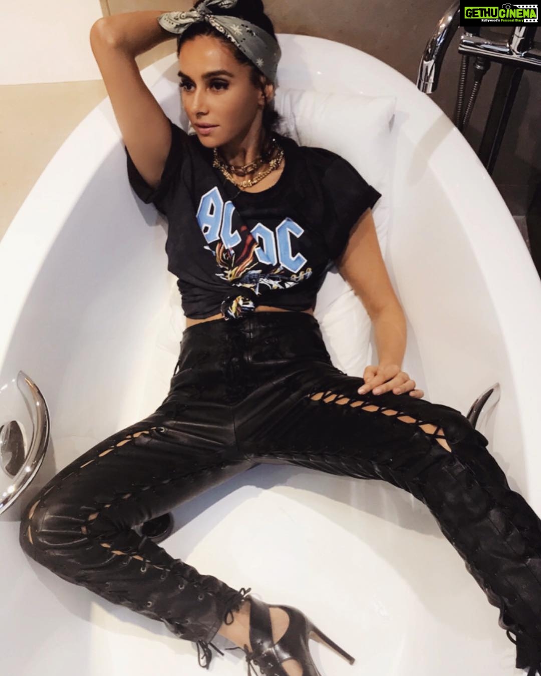 Shibani Dandekar Instagram - keep it clean on this fine wednesday 🛀 @bentaverniti_unravelproject pants @gucci tshirt @azzedinealaiaofficial shoes chains by @chanelofficial @blurbook x @esbeda_official styled by @khyatibusa asst @arpita.kc hair by @reenadutta123 @azima_toppo