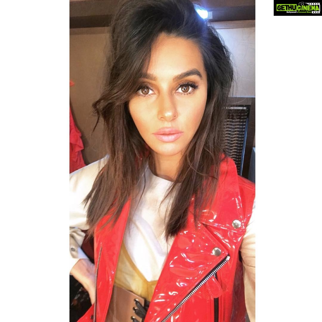 Shibani Dandekar Instagram - New day, new month, new show! What a way to end 2017 #TopModelIndia coming soon to @colorsinfinitytv here we go.....❤️ wearing my fav @dhruvkapoor 🙌🏽