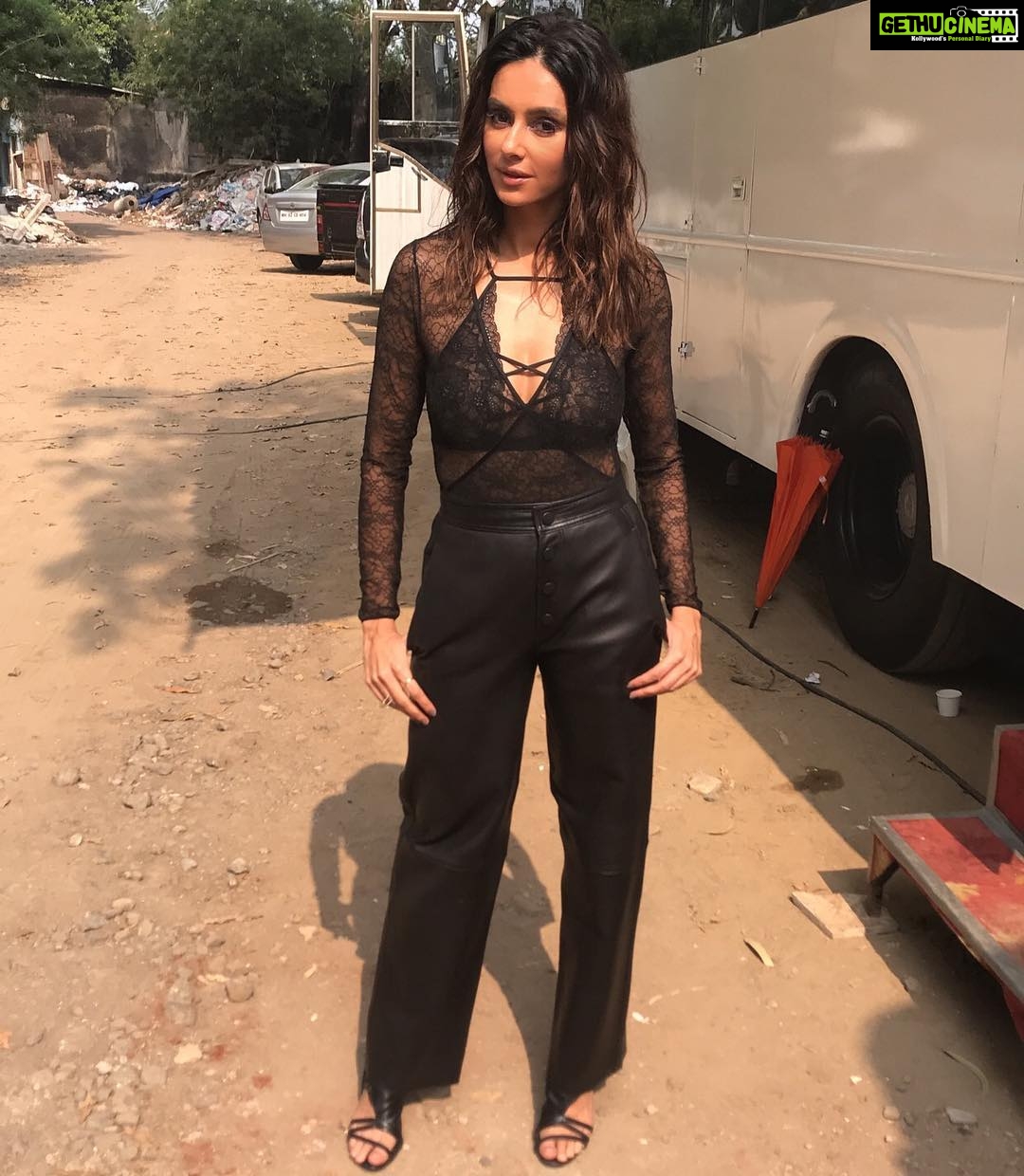 Shibani Dandekar Instagram - all black kinda day @helmutlang pants ๐ฅ ๐styled by @khyatibusa makeup @inherchair hair @reenadutta123 @azima_toppo ๐๐ฝ