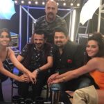 Shibani Dandekar Instagram - A family that laughs together stays together! My Stage homies @monicadogra @vishaldadlani1 @ehsaan @devsanyal thank you @colorsinfinitytv #SolProduction #TheStage3
