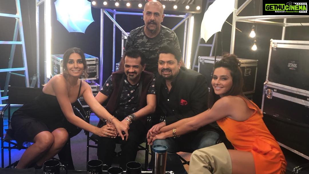 Shibani Dandekar Instagram - A family that laughs together stays together! My Stage homies @monicadogra @vishaldadlani1 @ehsaan @devsanyal thank you @colorsinfinitytv #SolProduction #TheStage3
