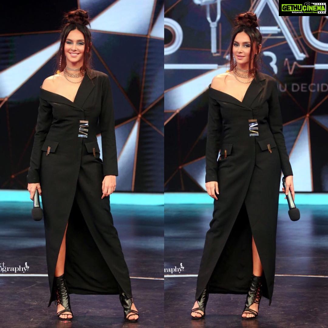 Shibani Dandekar Instagram - #TheStage3 vibe in @nikhilthampi yassss! styled by @khyatibusa makeup @inherchair hair @azima_toppo @jeenabax 🖤 photo by @sktmehta
