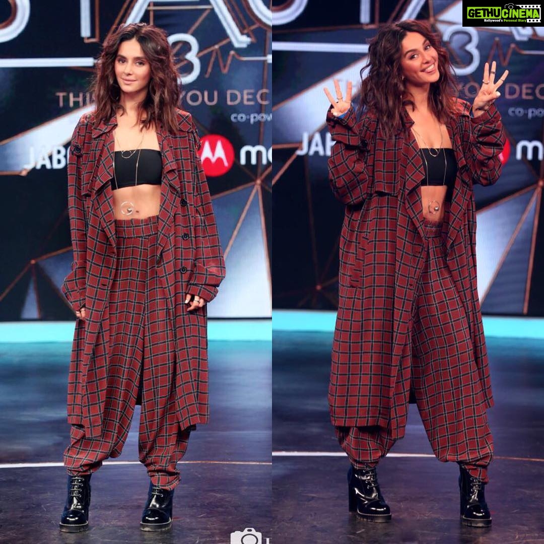 Shibani Dandekar Instagram - Wearing my fav @dhruvkapoor 🖤 How I love you DK!! #TheStage3 @colorsinfinitytv styled by @khyatibusa makeup by @inherchair hair by @azima_toppo @jeenabax