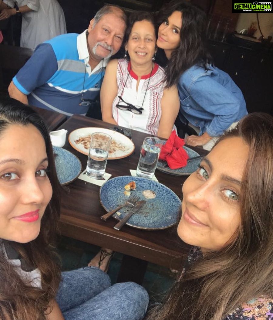 Shibani Dandekar Instagram - As crazy as it gets... the Dandekars ... we made it through 24hrs together and we all still alive! 👊🏽 @sulabha.dandekar @vjanusha @apekshadandekar #shashid #monster