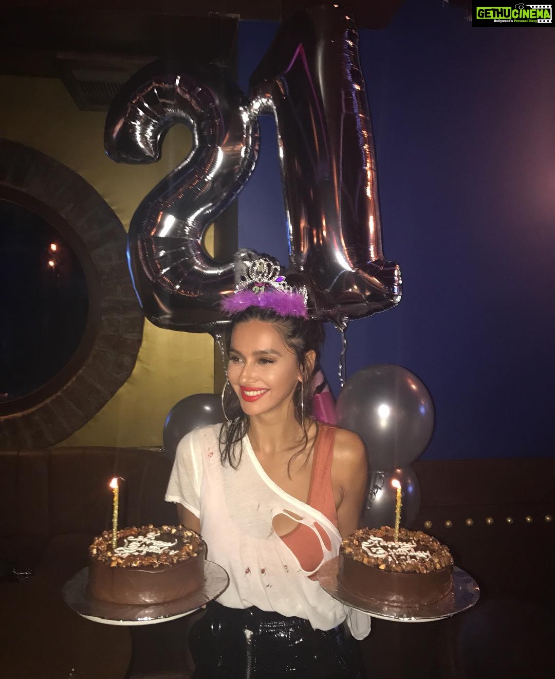 Shibani Dandekar Instagram - This bday I wish for a peaceful world where we practice kindness and create magic! Let's all do our bit... can my wish come true now please?! k thanks bye β€οΈππΎππ