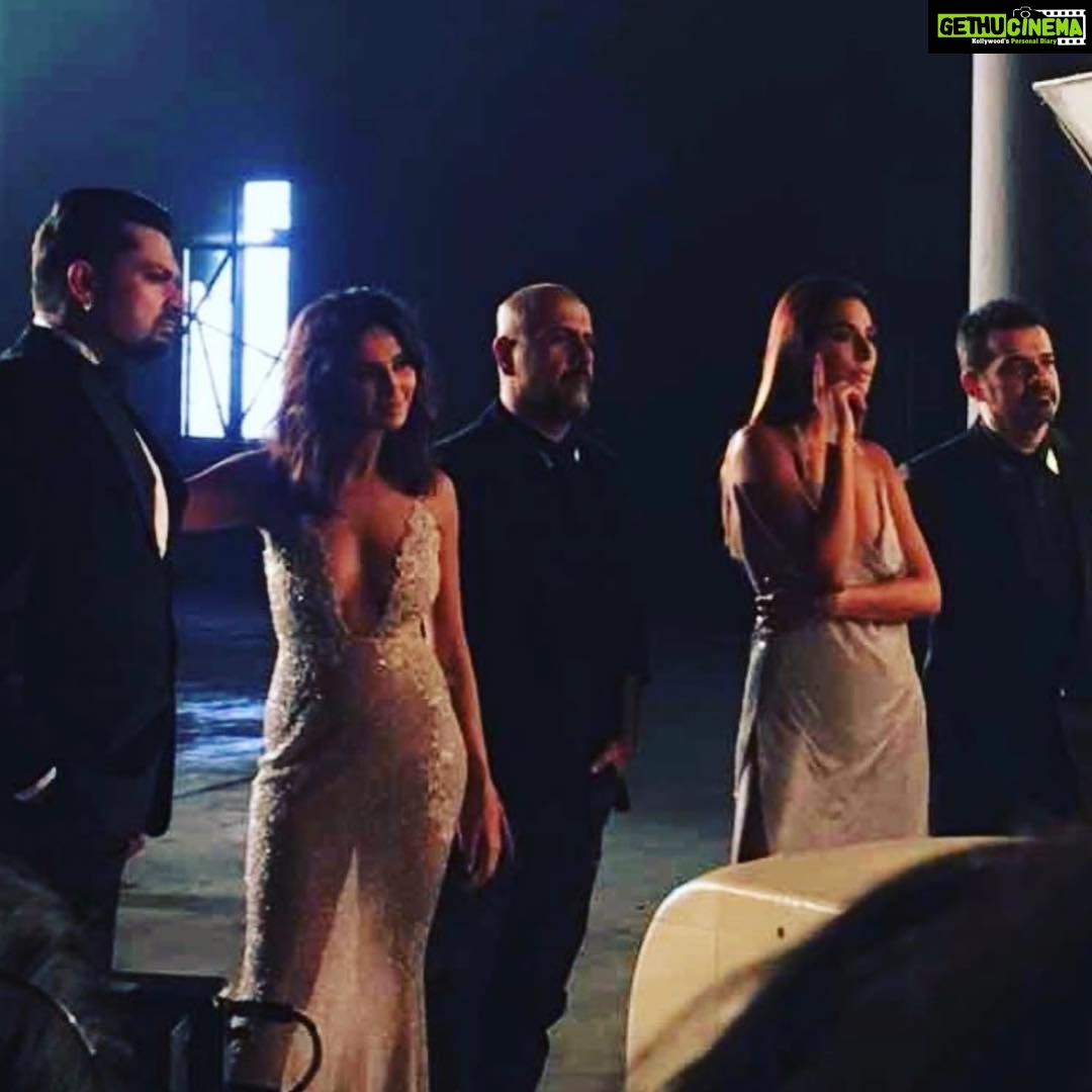 Shibani Dandekar Instagram - Back with my crew for the 3rd season of #TheStage @monicadogra @vishaldadlani1 @devsanyal @ehsaan @colorsinfinitytv 🖤