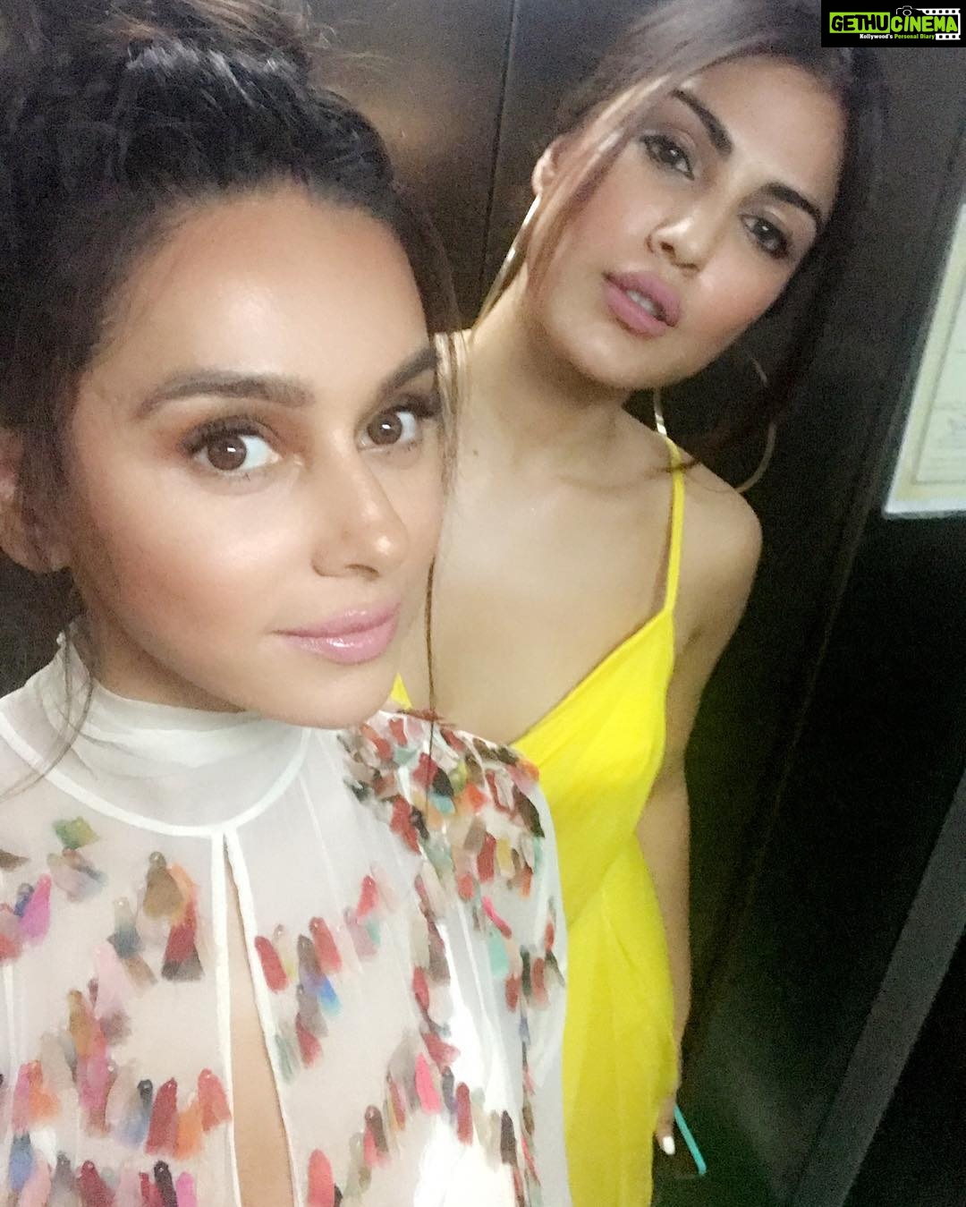 Shibani Dandekar Instagram - #SometimeShitGoDownInAnElevator Can you please teach me how to make this selfie face? really.. it is an art 🙄 #poutonpoint #madskills ahh #tobe25again @rhea_chakraborty 🐟🐠👄😂