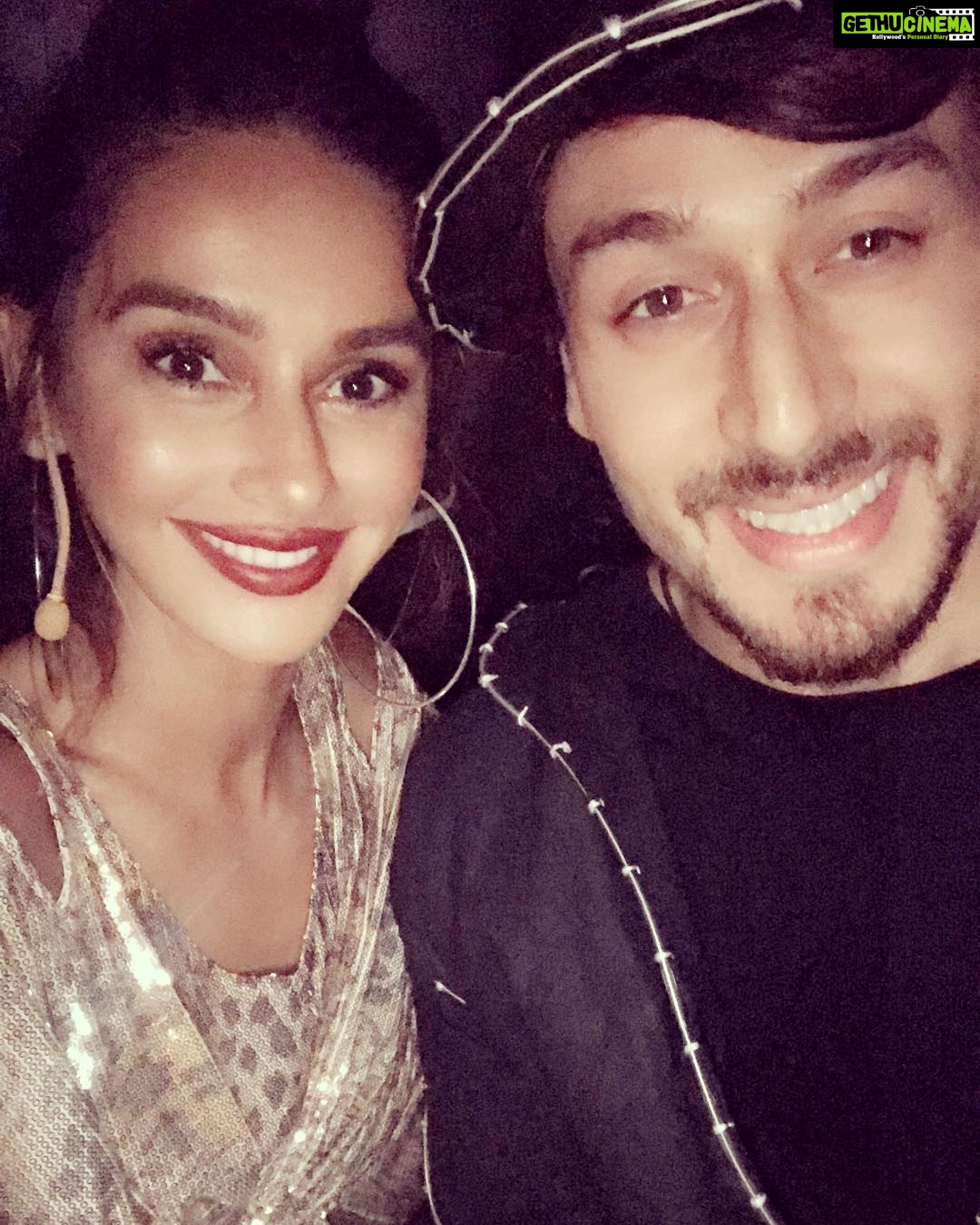 Shibani Dandekar Instagram - With this cutie backstage @tigerjackieshroff ✌🏾 @skechersindia