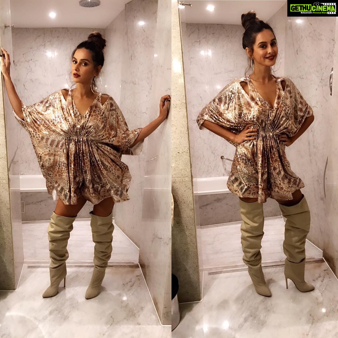 Shibani Dandekar Instagram - about tonight... @priakataariapuri dress with some #YEEZY boots styled by @space_puffetta hair by @azima_toppo for @skechersindia 🙌🏽