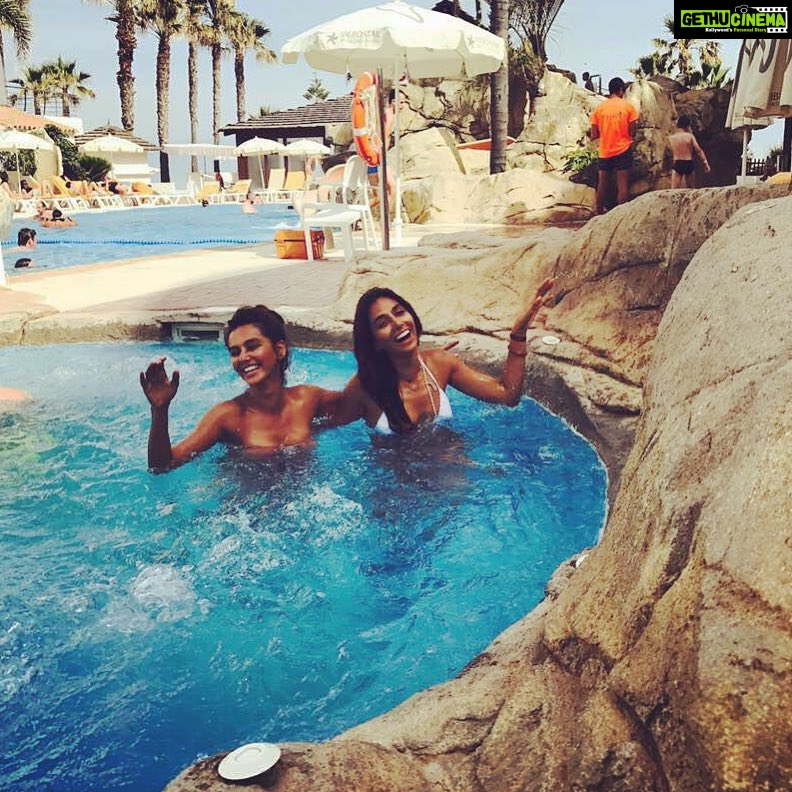 Shibani Dandekar Instagram - #NowSplashWater #NowWalkStylish #PlayWithEachOther #SCTD @monicadogra 🖤👯 #KKK8