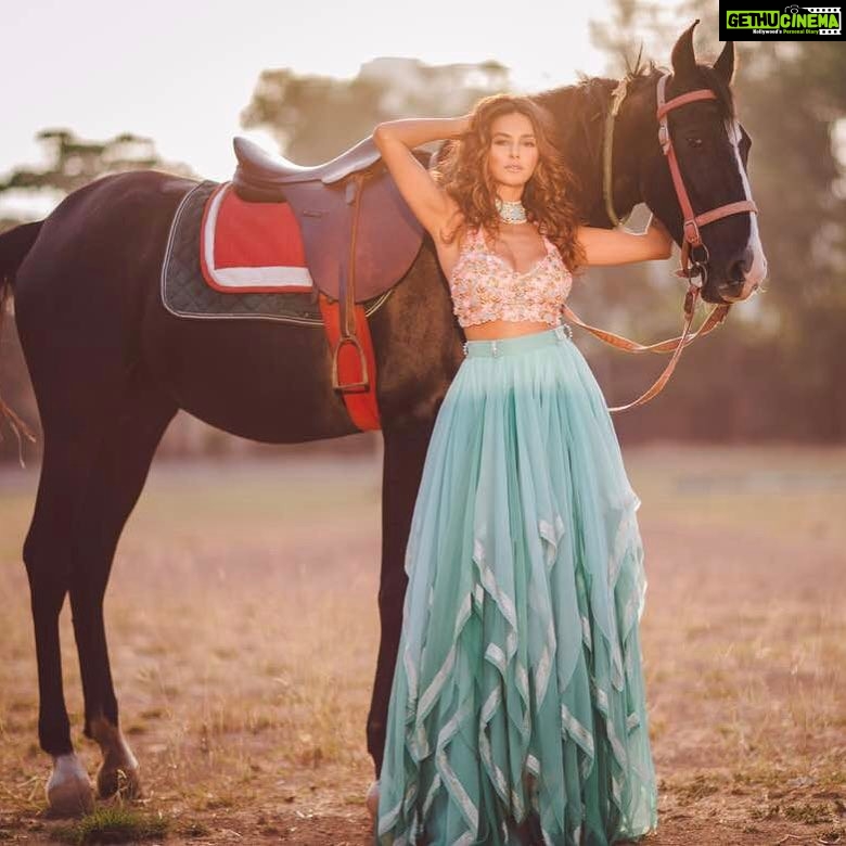 Shibani Dandekar Instagram - #blackbeauty was one of my favourite shows growing up .... got to live the dream with this guy #ReignofGaia @papadontpreachbyshubhika shot by @gauravsawn makeup @inherchair hair @azima_toppo 🖤
