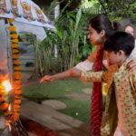 Shilpa Shetty Instagram - Aaj Raavan-dahan ke saath apni saari chintaaon ko jalaa kar, utsah se ek nayi shuruvat karne ki koshish karte hain. Dussehre ki dheron shubhkaamnayein aap sabhi ko 🪔♥️✨🙏 Jai Shree Ram!🚩 #Dussehra #JaiMataDi #JaiShriRam #traditions #blessed #gratitude #festivalsofindia #familytime #raavandahan #reelsviral #explore