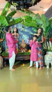 Shilpa Shetty Instagram - And He’s back...
Ganpati Bappa Morya 🌺😇😇🙏🙏🧿🧿🌺
My favourite time of the year ♥️🙏

गणपति बाप्पा मोरया🙏🌺🪔

Thank you so much, my dear @punitbalanaofficial, for such beautiful, coordinated outfits 👨‍👩‍👧‍👦♥️

#HappyGaneshChaturthi #GanpatiBappaMorya #vighnaharta #grateful #blessed