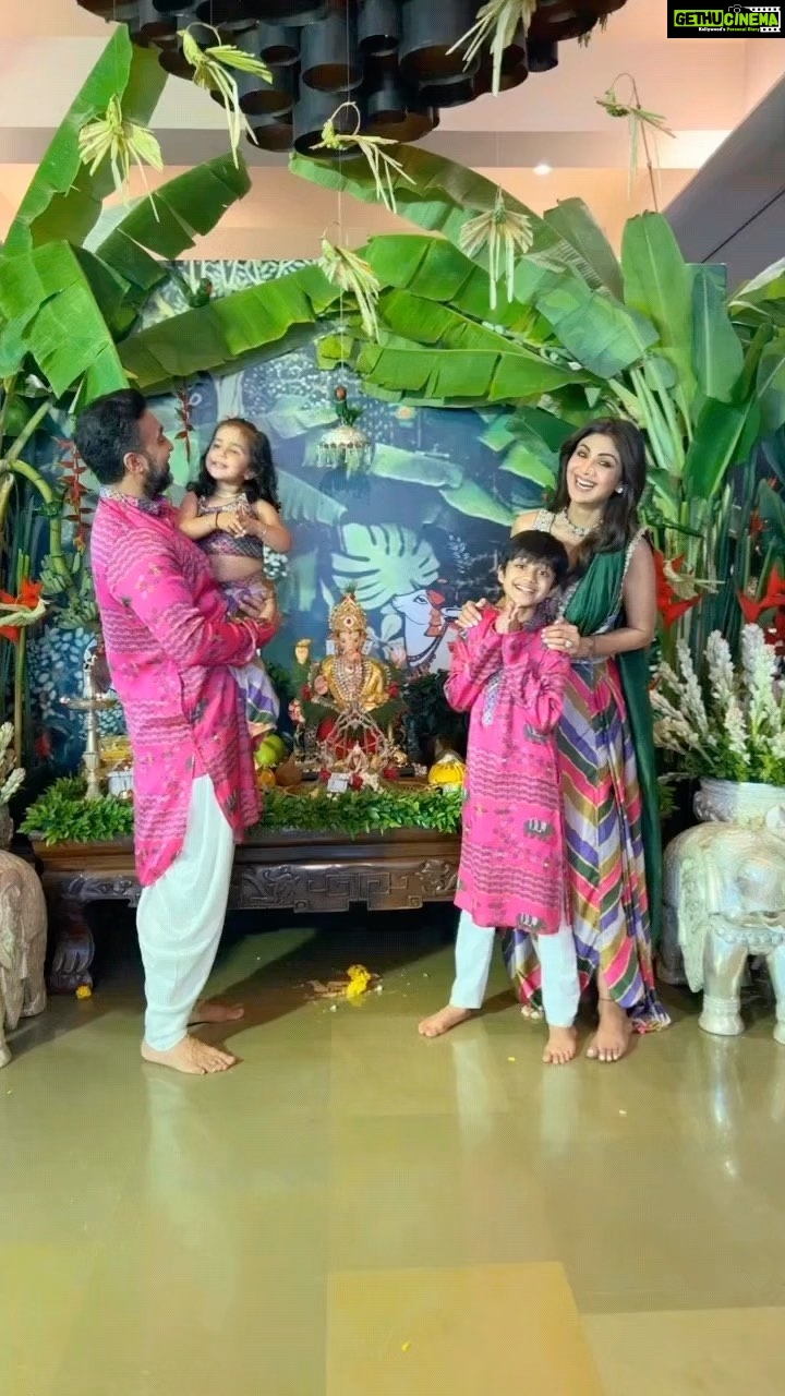 Shilpa Shetty Instagram - And He’s back... Ganpati Bappa Morya 🌺😇😇🙏🙏🧿🧿🌺 My favourite time of the year ♥️🙏 गणपति बाप्पा मोरया🙏🌺🪔 Thank you so much, my dear @punitbalanaofficial, for such beautiful, coordinated outfits 👨‍👩‍👧‍👦♥️ #HappyGaneshChaturthi #GanpatiBappaMorya #vighnaharta #grateful #blessed