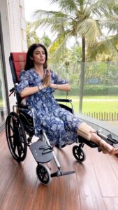Shilpa Shetty Instagram - After 10 days of resting in, I realised… no reason is good enough to not stretch.
So, even though the injury needs me to take it easy for a few weeks, inactivity can make you rusty🤦🏽‍♀️So… I decided to practice the routine of Parvatasana, followed by Utthita Parsvakonasana, and concluded with Bharadwajasana.
Anyone who is unable to sit on the floor, or is suffering from knee or back pain can do these stretches on the chair. These asanas are beneficial to strengthen & improve the flexibility of the spine & the back muscle, and are also helpful for the digestive system. However, the third pose ‘Bharadwajasana (twisting pose)’ should be avoided during pregnancy.
Don’t let anything get in the way of your routine. You can overcome the biggest hurdles simply by believing YOU CAN and having the WILL to change things💪♥️

@simplesoulfulapp 
.
.
.
.
.
#MondayMotivation #SwasthRahoMastRaho #SwacchBharat #yogisofinstagram #yogasehihoga #yoga #SSApp #SimpleSoulful #FitIndiaMovement #FitIndia