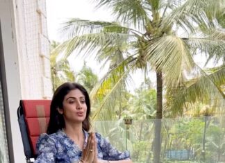 Shilpa Shetty Instagram - After 10 days of resting in, I realised… no reason is good enough to not stretch. So, even though the injury needs me to take it easy for a few weeks, inactivity can make you rusty🤦🏽‍♀️So… I decided to practice the routine of Parvatasana, followed by Utthita Parsvakonasana, and concluded with Bharadwajasana. Anyone who is unable to sit on the floor, or is suffering from knee or back pain can do these stretches on the chair. These asanas are beneficial to strengthen & improve the flexibility of the spine & the back muscle, and are also helpful for the digestive system. However, the third pose ‘Bharadwajasana (twisting pose)’ should be avoided during pregnancy. Don’t let anything get in the way of your routine. You can overcome the biggest hurdles simply by believing YOU CAN and having the WILL to change things💪♥️ @simplesoulfulapp . . . . . #MondayMotivation #SwasthRahoMastRaho #SwacchBharat #yogisofinstagram #yogasehihoga #yoga #SSApp #SimpleSoulful #FitIndiaMovement #FitIndia