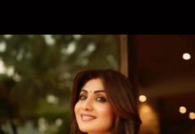 Shilpa Shetty Instagram - “Dekho, chand aaya!”… aisa kehne ke liye I’m all set!😉🌙 Karwa Chauth 𝙧𝙚𝙙dy♥️♥️ Necklace: @anmoljewellers Outfit: @gopivaiddesigns #LookOfTheDay #ootd #KarwaChauth2022 #traditional #rituals #IndianFestivals #grateful