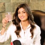 Shilpa Shetty Instagram - There is never a ‘dull’ moment ‘coz my glowing skin mantra is a simple funda🥰 @chicnutrix GLOW!!! It is the finest quality of skin nutrition with the yummiest flavours that reduces skin pigmentation, dullness, and dark spots. Give #GLOW a chance. #experiencechic #glowyskin #skinfood #radiantskin