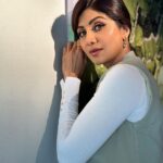 Shilpa Shetty Instagram - Always choose to focus on the ray of the light 🌄 #behindthescenes #SetLife #shadow #light #rayoflight #grateful #blessed