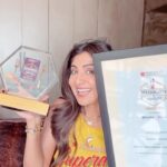 Shilpa Shetty Instagram - Teamwork makes the dream work!🥳🎊 Awards prove that the team is manifesting our dreams into reality… Here Here👏🏽👏🏽This is for ‘Team Bastian’🫶♥️ @bastianmumbai won Best International Cuisine at ET Hospitality Awards by @ethospitalityworld 🥳🥳 @ranjeetbindra @tinarbindra @amolphute @dhirajjankar @_kunaljani #Bastian #BastianMumbai #BastianHospitalities #teamworkmakesthedreamwork #grateful #blessed #achievements