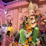 Shirley Setia Instagram – Ganpati ji’s Blessings at last 😇
Ganpati Bappa Morya 🙏🏻

With mom 🌹 

👗: @kareenparwani