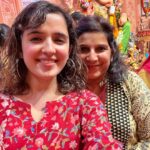 Shirley Setia Instagram - Ganpati ji’s Blessings at last 😇 Ganpati Bappa Morya 🙏🏻 With mom 🌹 👗: @kareenparwani