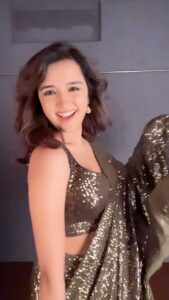 Shirley Setia Instagram - Kangna tera ni, sannu kare ishaare 🌹 #trendingreels #trending #shirleysetia