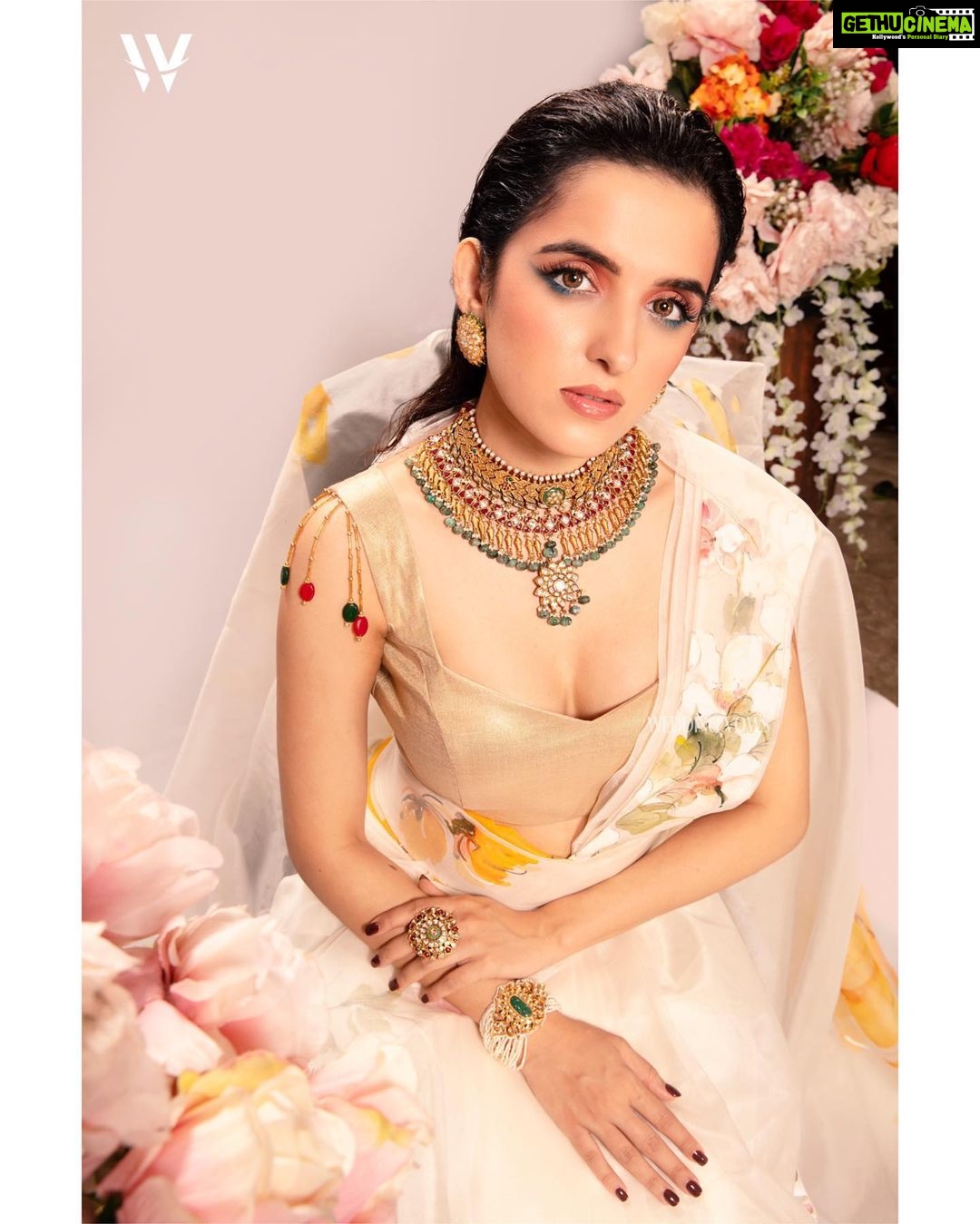 Shirley Setia Instagram - Happy 75 years of Independence, India ๐ฎ๐ณ ๐งก๐ค๐ There is so much beauty in our diverse culture. Blessed, and grateful. #JaiHind ๐๐ป๐ฎ๐ณ Beauty in simplicity.. @shirleysetia adorning the @weddingvows.in cover. WV CEO: @itsme_daksh Stylist: @sshorewala Photographer: @siidhartha Cinematographer: @sliceoflifepictures, @sooraj0405 Hair & Make Up: @muatriveni Location: @jadebanquets Outfit: @surbhisoniindia Jewellery:@chaulazheritagejewellery Drapist: @vaibhav7official Styling Assistant: @thestylerobe Make Up Assistant: @makeup_artist_nitya Decor Partner: @dream_organizers_45 Celebrity PR: @communiquefilmpr Team WV: @farvi_wadhwa, @salonimhamane #weddingmagazine #shirleysetia #bridalmagazine #coverstoryย #wedding #weddingphotography #weddinginspiration #bride #weddingdress #bridetobe #weddingphotographer #weddingday #destinationwedding #engaged #weddinginspo #weddingplanning #weddingideas #weddings #bridalmagazine #weddingplanner #brides #bridal #weddingblog #weddinghair #instawedding #engagement #brideandgroom #bridalfashion