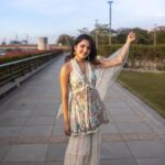 Shirley Setia Instagram - Magic hour 🔆 Outfit @azulibynikki Jewellery @sangeetaboochra Stylist @akankshakawediastyle MUH @makeupandhair_shezeen @anila_hmua Photographer @riturajdharwadkar #shirleysetia