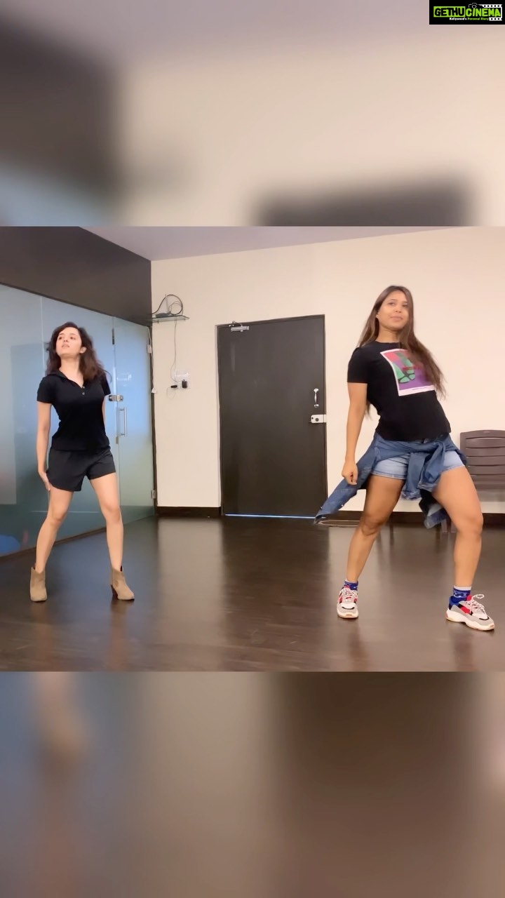 Shirley Setia Instagram - Learning from the besttt! This was the first song we shot for from #Nikamma!! Thank you mentor @adil_choreographer , @alishasingh.official my cutestt, @ankan_sen7 & @sahil.m.khan the house pros, and @nikhil_noyal - to you alll for being so patient with me ☺️☺️ #nashaishqka #nikamma #shirleysetia #feelitreelit #trendingreels