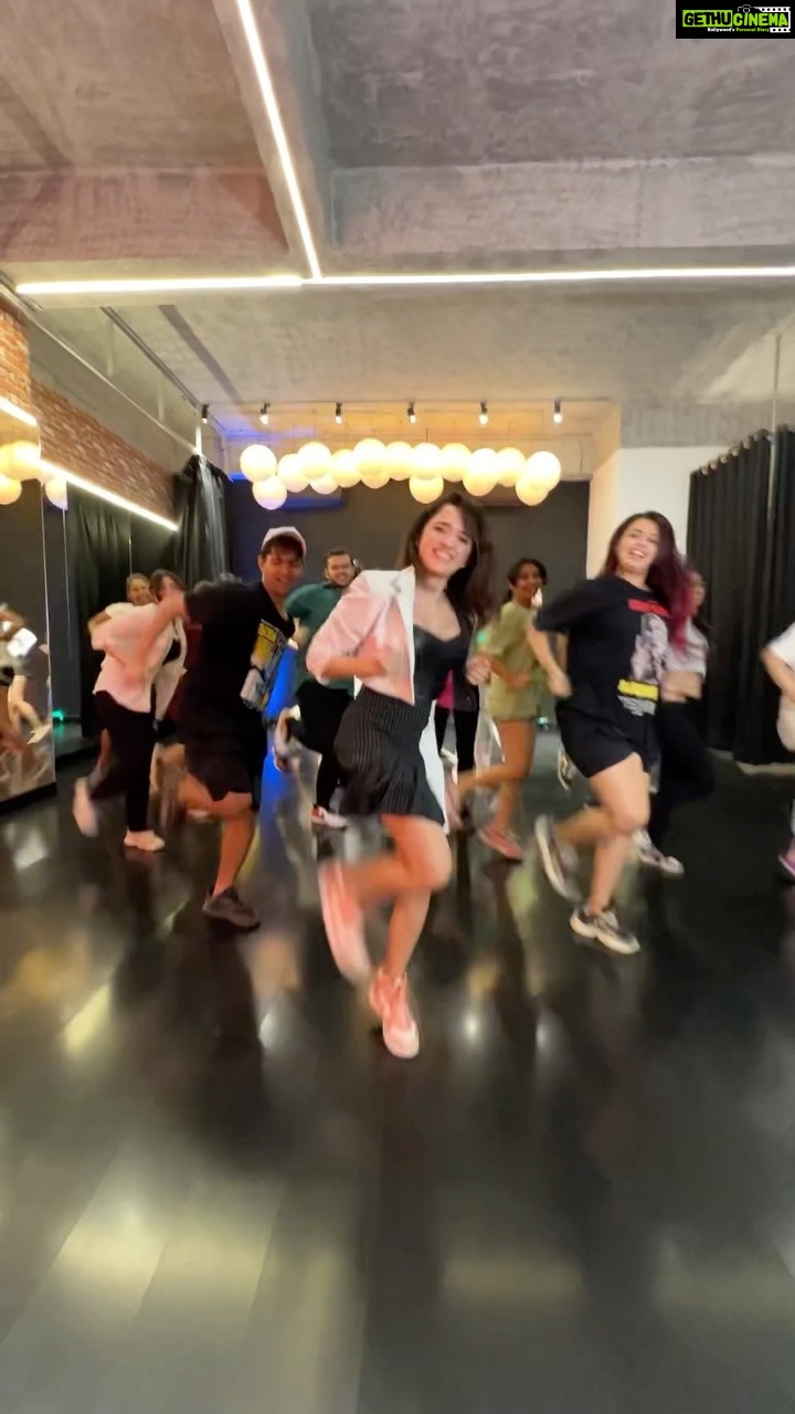 Shirley Setia Instagram - When shirley came to dance with our students 😍❤️ . Nikamma releasing on 17th June, in cinemas near you😍 . . In frame - @aakanksha5678 @arjoosingh97 @surjyasikha_actor @datbonggal @sayli_pancholi @pranjal.02 @naazuklochan @charlie_2206 @anu__sam @akshay_jhakaasss @lipekashetty @armaanparakh @bakshiabhijeet @shubham.matta . Shot by - @crazyduksh ❤️ Song - @shirleysetia @theshilpashetty @abhimanyud @sabbir24x7 . #nikamma #dancereels #dancersofreels #boireeltime #vivekdadhich #aakankshatripathi #shirleysetia