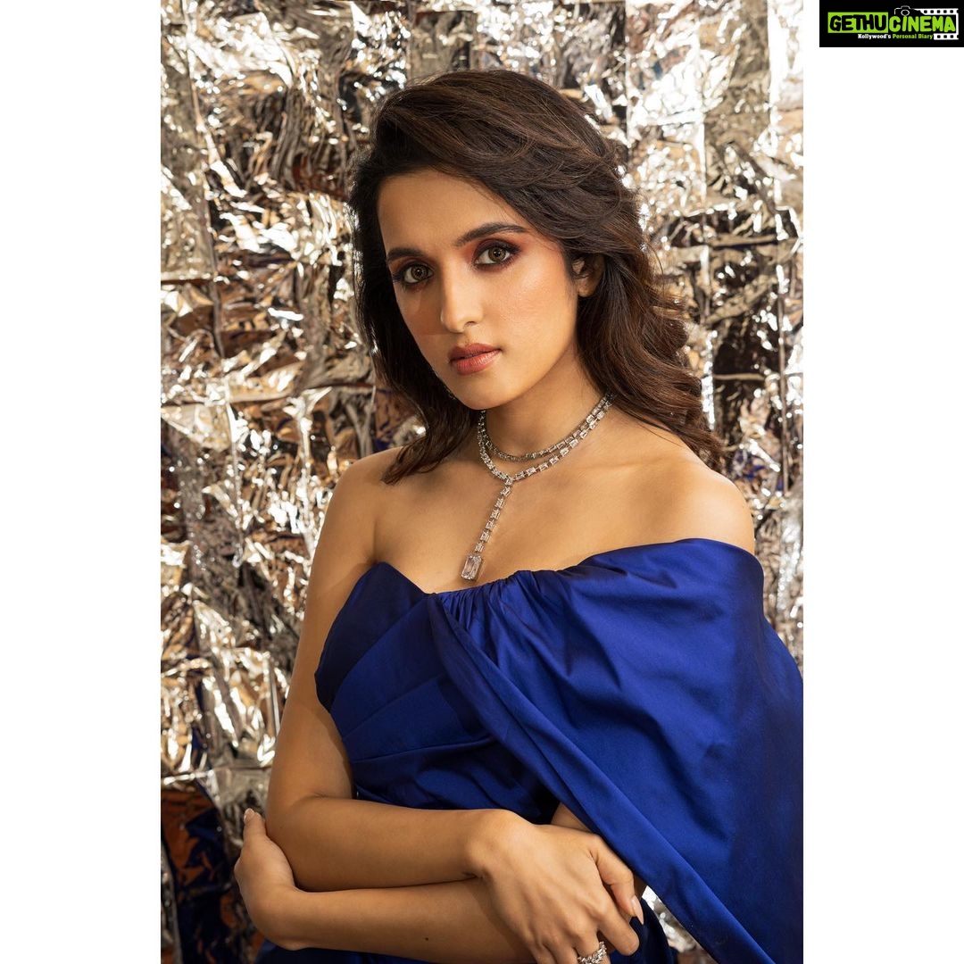 Shirley Setia Instagram - π Screening night | #Nikamma Outfit @antithesis.in Jewellery @inezeofficial, @minerali_store Heels @stevemadden Styled by @akankshakawediastyle HMU @juveria_k Assisted by @fauziya_glamup Photographer @devsphotographyofficial