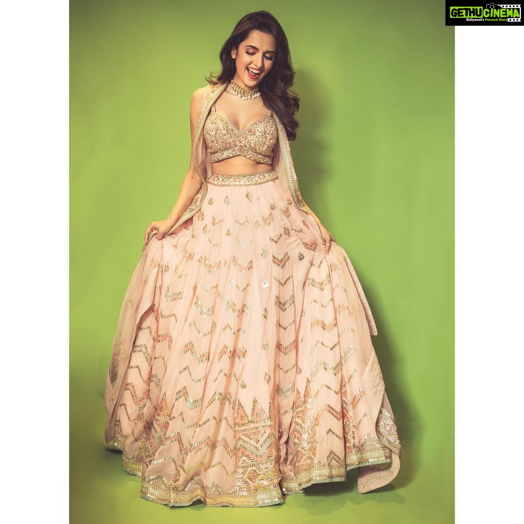 Shirley Setia Instagram - Killlerrrr lagdiii Jawani teri soniyee killerrrr lagdi β€οΈβπ₯ For #Nikamma promotions at Dance Deewane Junior Nikamma in cinemas near you, on 17th June HMU @juveria_k Assisted by @fauziya_glamup Stylist @akankshakawediastyle Outfit @gopivaiddesigns Jewellery @aquamarine_jewellery Photographer @devsphotographyofficial #shirleysetia