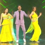 Shirley Setia Instagram - Dekhiye #Nikamma Team ko #DIDLilMasters, iss weekend, raat 9 baje, sirf @zeetv par 💛 #DanceKeBaap @theshilpashetty @abhimanyud @sabbir24x7 @iamsonalibendre @remodsouza @imouniroy @ijaybhanushali @jhavartika @vabs_blockbusterentertainer @paulmarshal