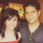 Shirley Setia Instagram - Mujhse ye likha nahi jaa raha tha.. 😢 My favourite then, my favourite now, my favourite forever. I have looked upto you all my life. Be it the emotions through your music, or your humble nature … Met you 3 times and every time I could not gather the courage to speak much with you.. yet you humbly heard me, and always wished me well. KK sir, words will not express how much you and your music has inspired me.. This loss feels personal. Mujhe toh abh bhi believe nahi ho raha hai… 💔 Kyunki tu dhadkan… main dil.. 🥺🙏🏻 RIP KK sir.. Om Shanti..